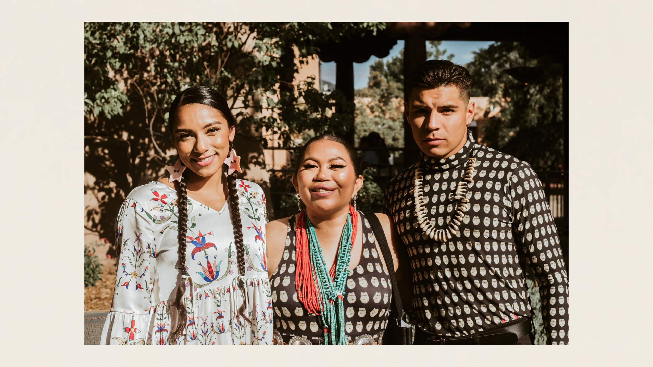 Jayli Fimbres, Naiomi Glasses und Tavares Andres in Designs von Lauren Good Day bei der 100. j&auml;hrlichen Indigenous Fashion Show in Santa Fe 